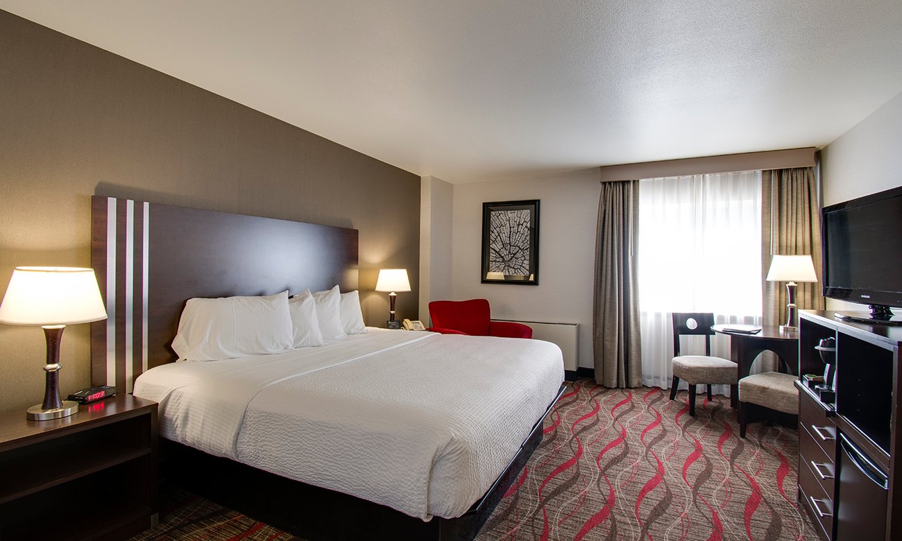 TV, Coffee Maker, Takelma Coffee, comfortable King mattress, and other amenities are available in this West King hotel room at Seven Feathers Casino Resort.